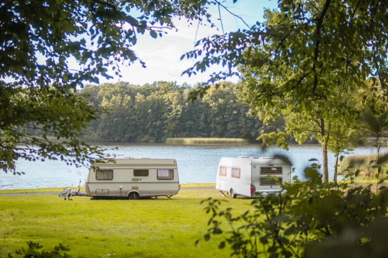 Wohnwagen am Waldsee