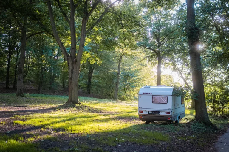 Wohnwagen im Sonnenuntergang